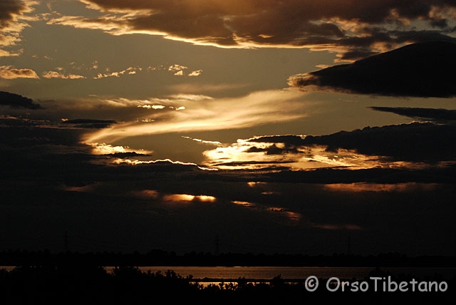 _DSC0182.jpg - ...le nuvole anticipano l'arrivo della notte... Tramonto nella Stazione Sud delle Valli di Comacchio  [a, +75, none]